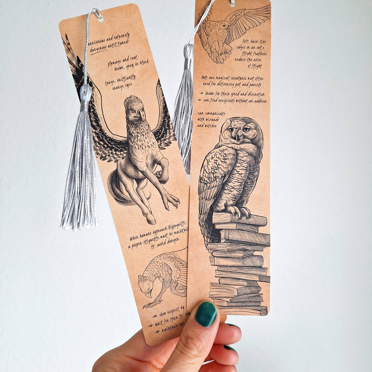 Marque-page créatures fantastiques n°3 avec créature ailée et chouette, pompon gris