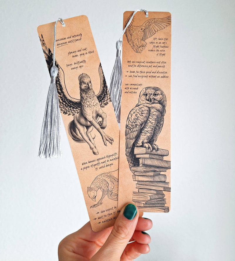 Marque-page créatures fantastiques n°3 avec créature ailée et chouette, pompon gris