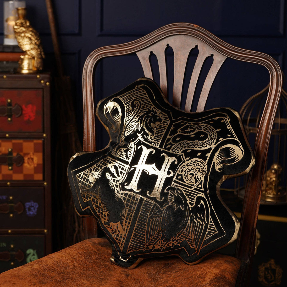 Coussin Harry Potter en velours orné du blason de Poudlard aux quatre maisons