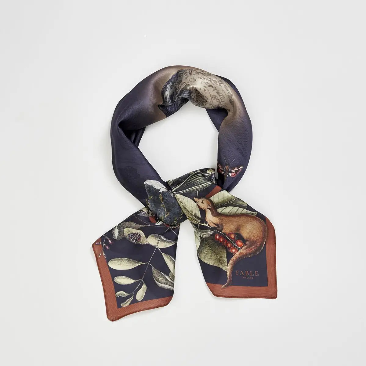 Foulard Fable England Moonlit Forest, loup hurlant sous la pleine lune, bordure bordeaux