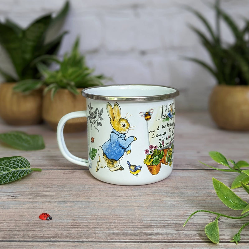 Mug en émail Peter Rabbit au jardin 320 ml, scène de Beatrix Potter avec contour en métal rétro