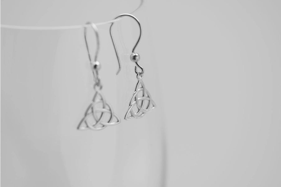 Boucles d'oreilles Triquetra en argent 925 rhodié, symbole celtique entrelacé