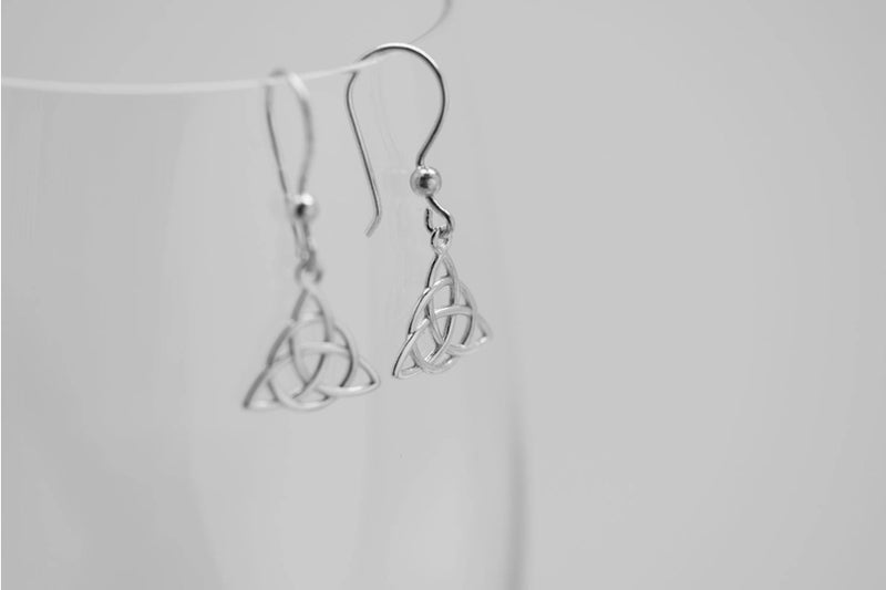 Boucles d'oreilles Triquetra en argent 925 rhodié, symbole celtique entrelacé