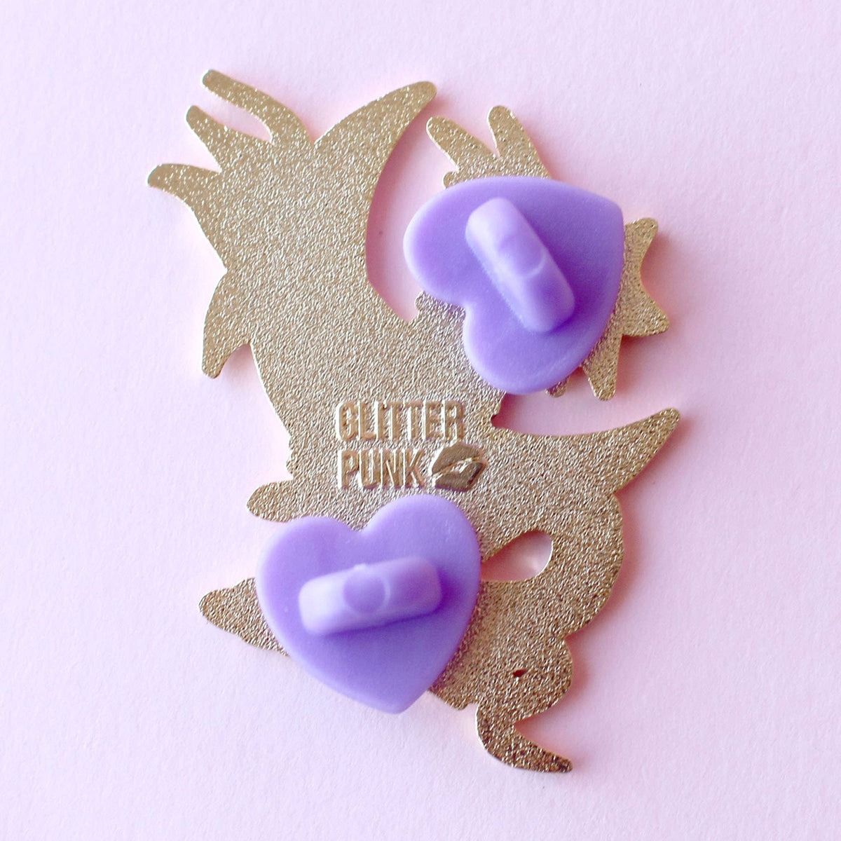 Pin's Glitter Punk Dragon Céleste violet sur croissant de lune doré avec ailes étoilées
