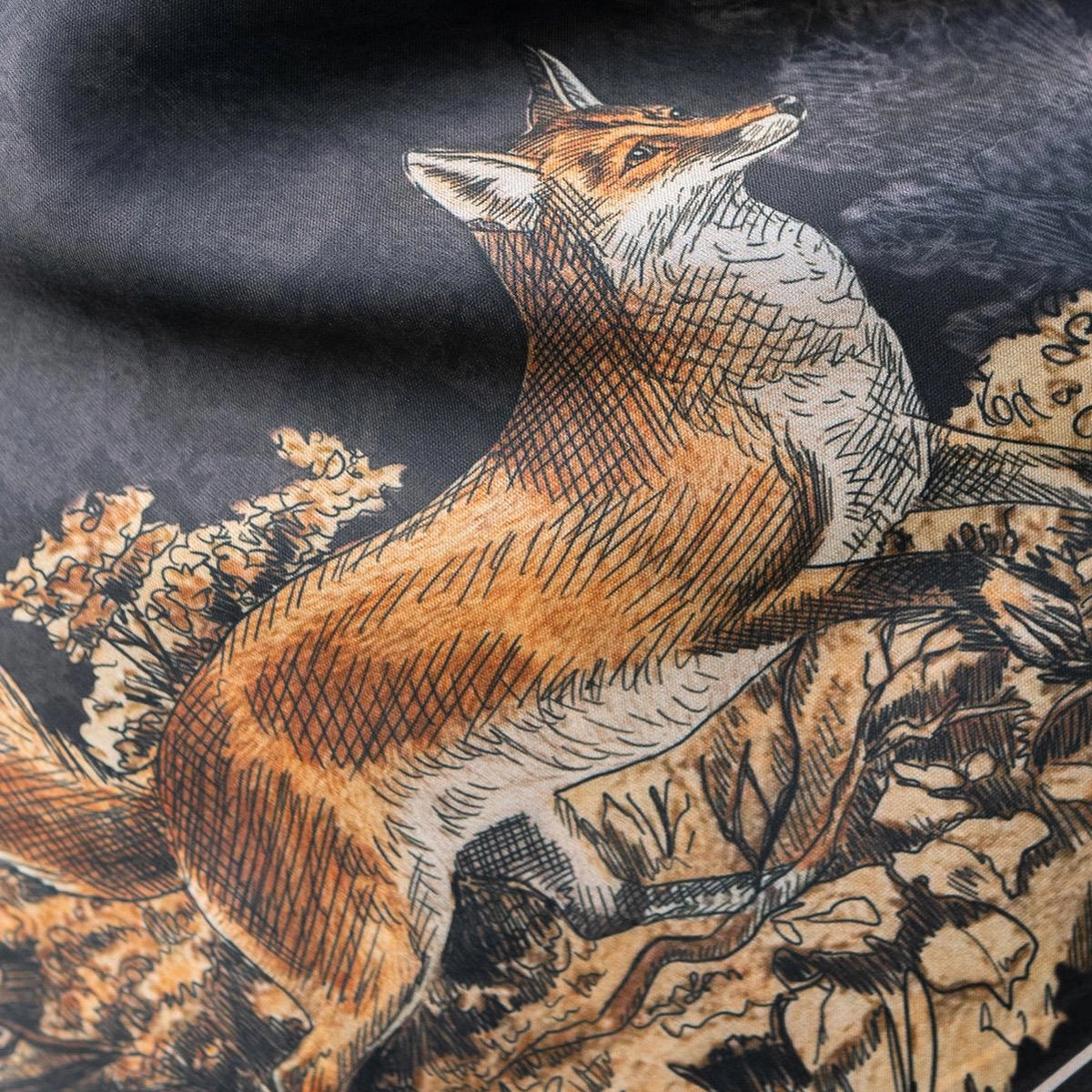 Foulard Fable England forêt nocturne, renard et jeune cerf sous un ciel étoilé, fond bleu nuit