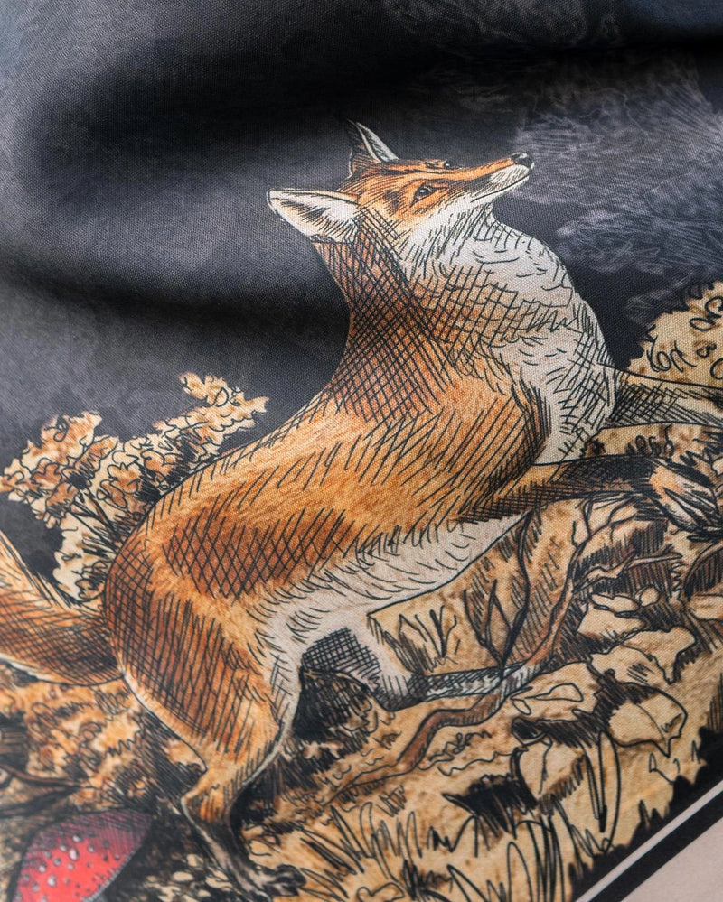Foulard Fable England forêt nocturne, renard et jeune cerf sous un ciel étoilé, fond bleu nuit
