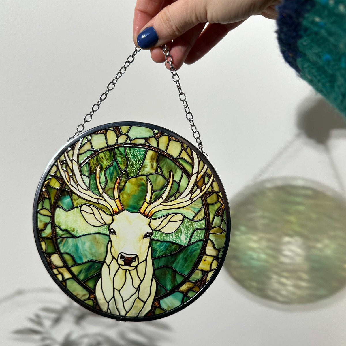 Attrape-soleil en verre effet vitrail représentant un cerf au cœur d'une forêt enchantée