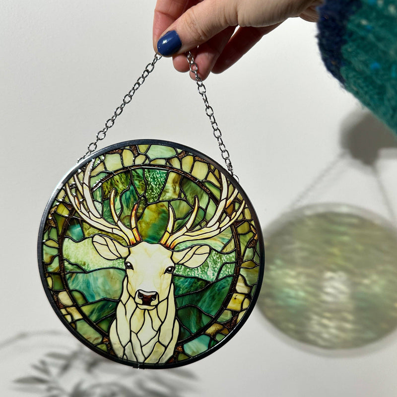 Attrape-soleil en verre effet vitrail représentant un cerf au cœur d'une forêt enchantée