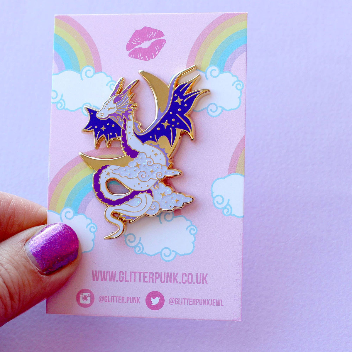 Pin's Glitter Punk Dragon Céleste violet sur croissant de lune doré avec ailes étoilées
