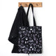 Tote bag noir à motifs ésotériques blancs, chapeaux de sorcière, pentacles, cristaux et lunes