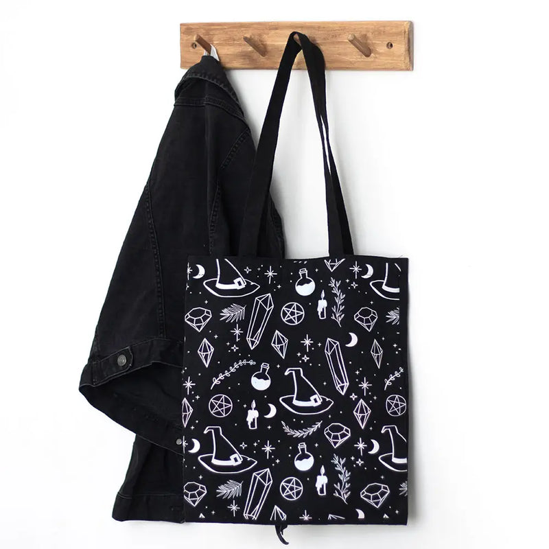 Tote bag noir à motifs ésotériques blancs, chapeaux de sorcière, pentacles, cristaux et lunes
