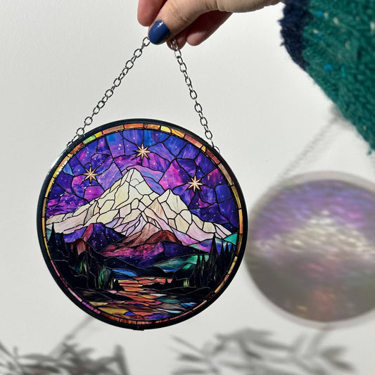 Attrape-soleil en verre effet vitrail de la cité Velaris entre montagnes et ciel étoilé
