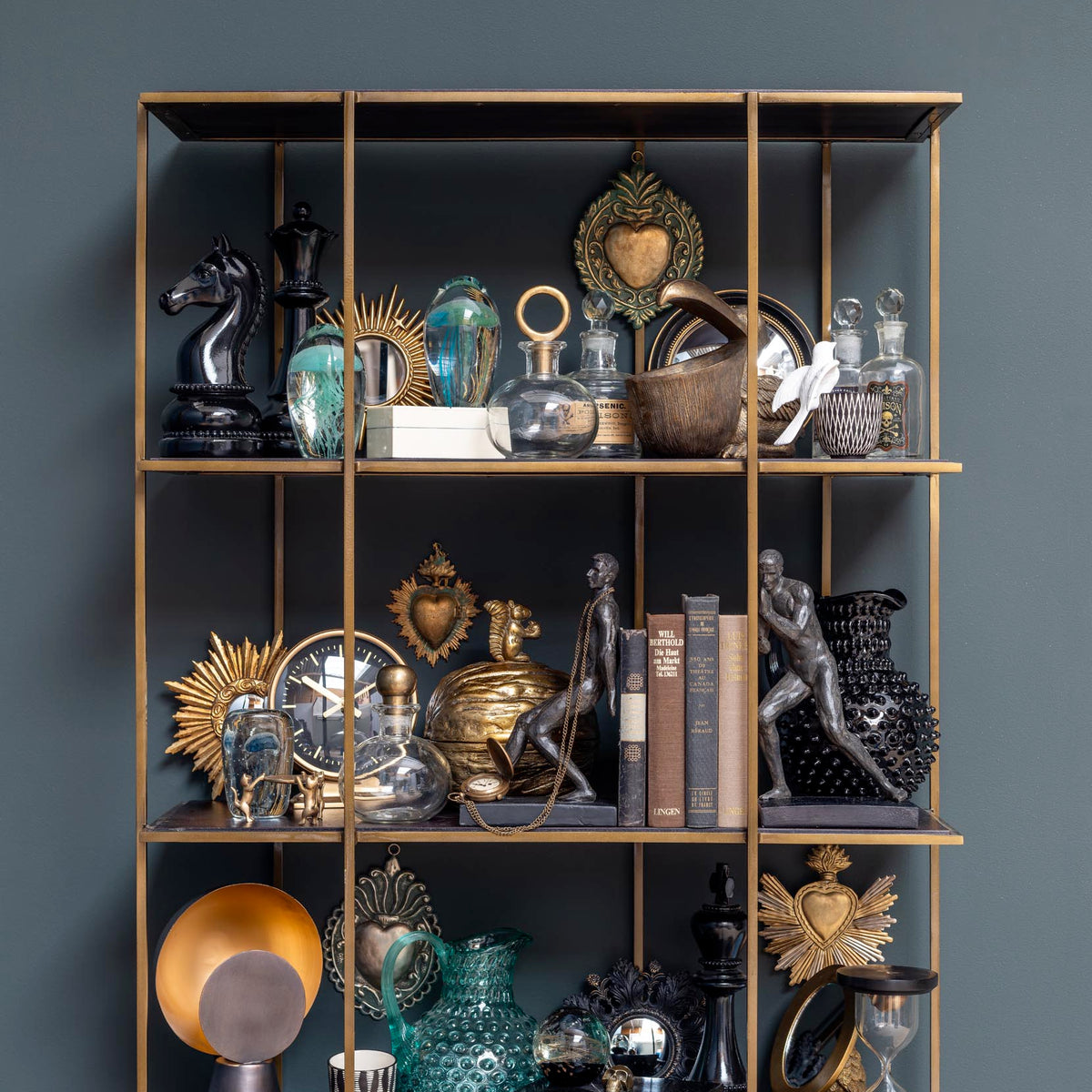 Miroir rond sur pied porté par un oiseau doré vieilli aux plumes texturées, esprit cabinet de curiosités