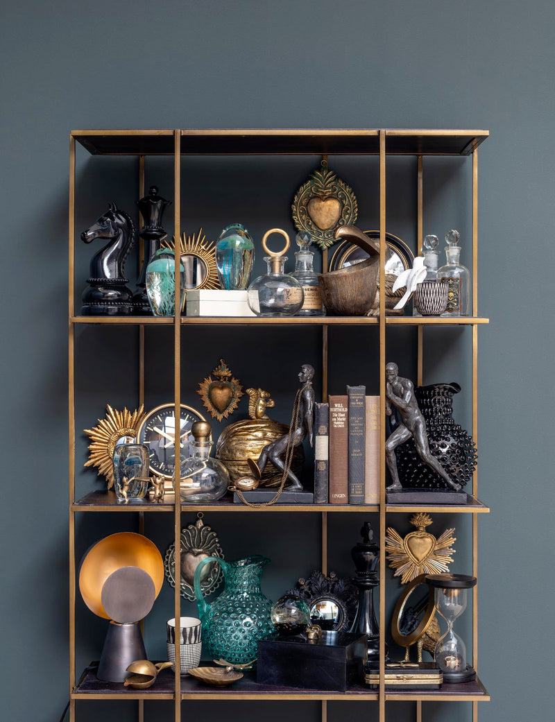 Miroir rond sur pied porté par un oiseau doré vieilli aux plumes texturées, esprit cabinet de curiosités