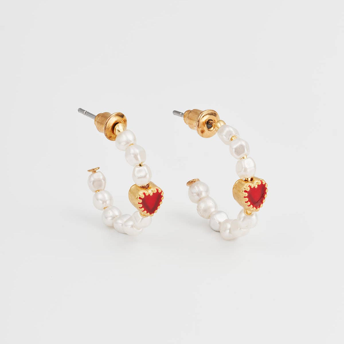 Boucles d'oreilles créoles Fable England Heart Pearl en plaqué or 22 carats avec perles et cœur