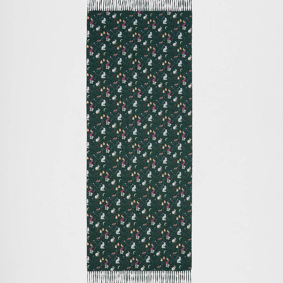Écharpe longue à franges Niva Fable England vert forêt, animaux et papillons par Catherine Rowe