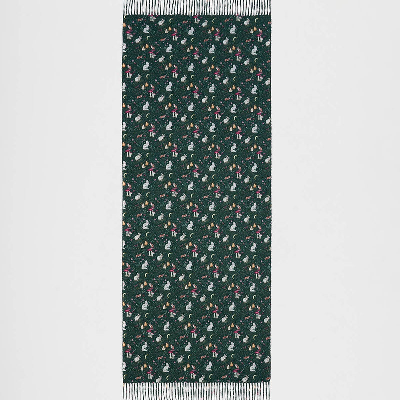 Écharpe longue à franges Niva Fable England vert forêt, animaux et papillons par Catherine Rowe