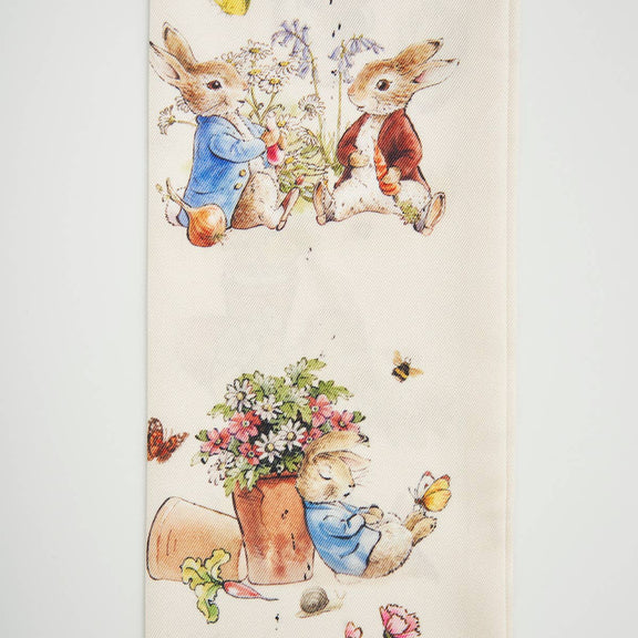 Foulard twilly Peter Rabbit Fable England en sergé crème, scènes illustrées et fleurs, 86 x 6 cm