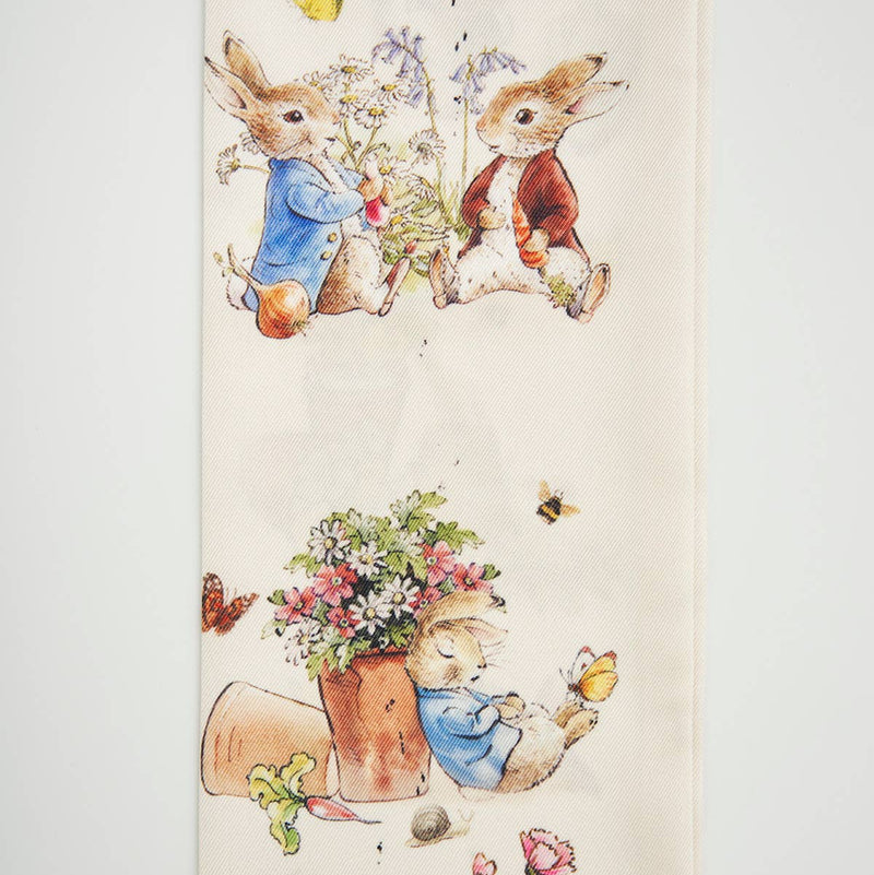 Foulard twilly Peter Rabbit Fable England en sergé crème, scènes illustrées et fleurs, 86 x 6 cm
