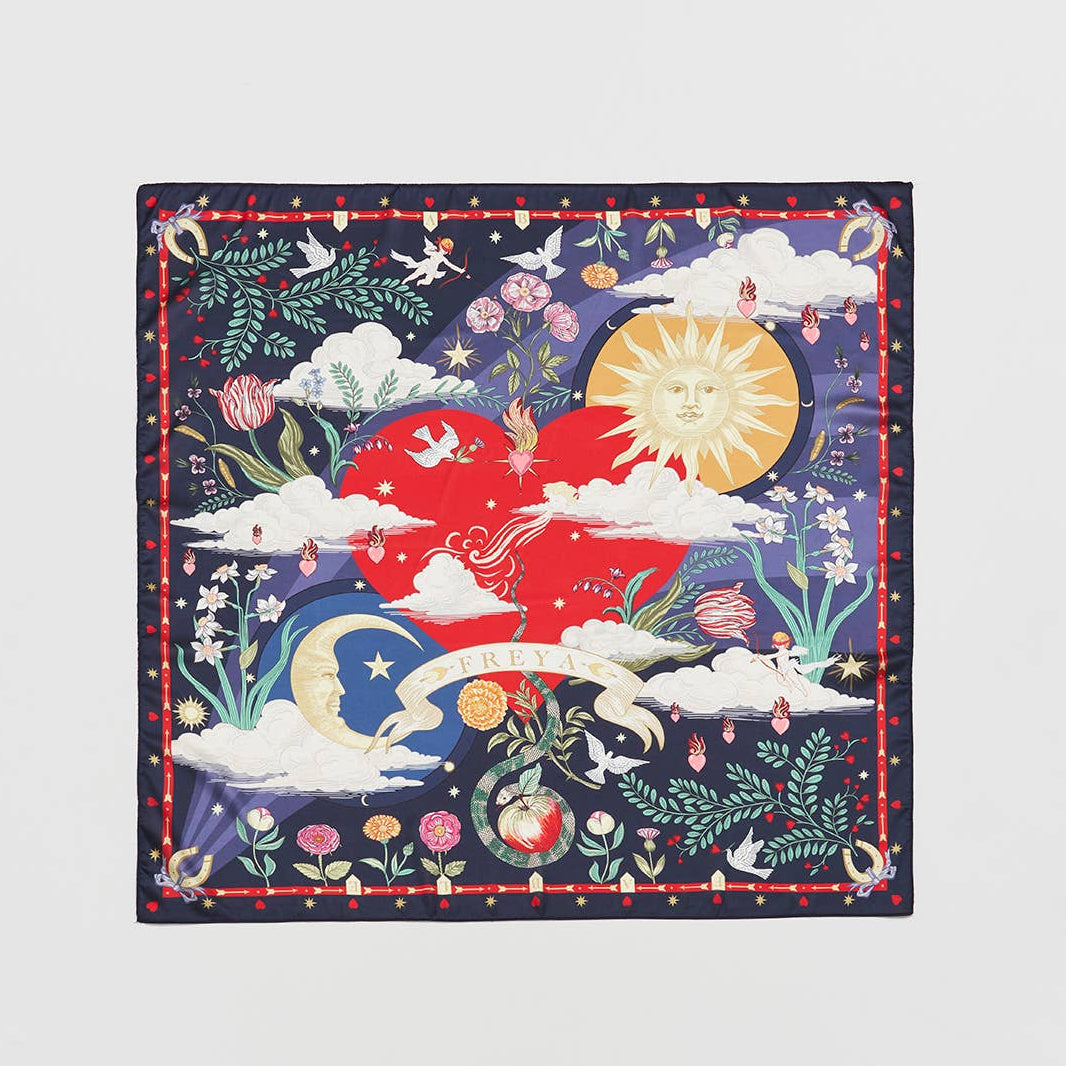 Foulard carré bleu marine Fable England Freya Narrative avec soleil, lune, cœur flamboyant et fleurs