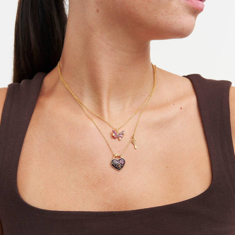 Collier Fable England Eve, pendentif cœur cadenas bordeaux et clé, plaqué or 22 carats
