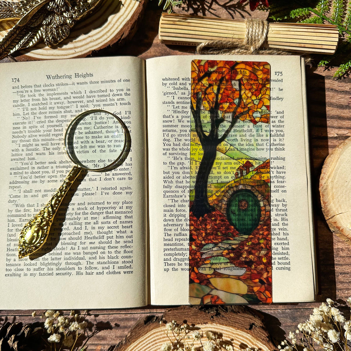 Marque-page vitrail Sonnet & Fable, petite maison ronde nichée sous un arbre aux couleurs d'automne