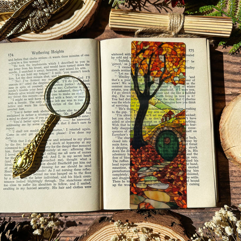 Marque-page vitrail Sonnet & Fable, petite maison ronde nichée sous un arbre aux couleurs d'automne