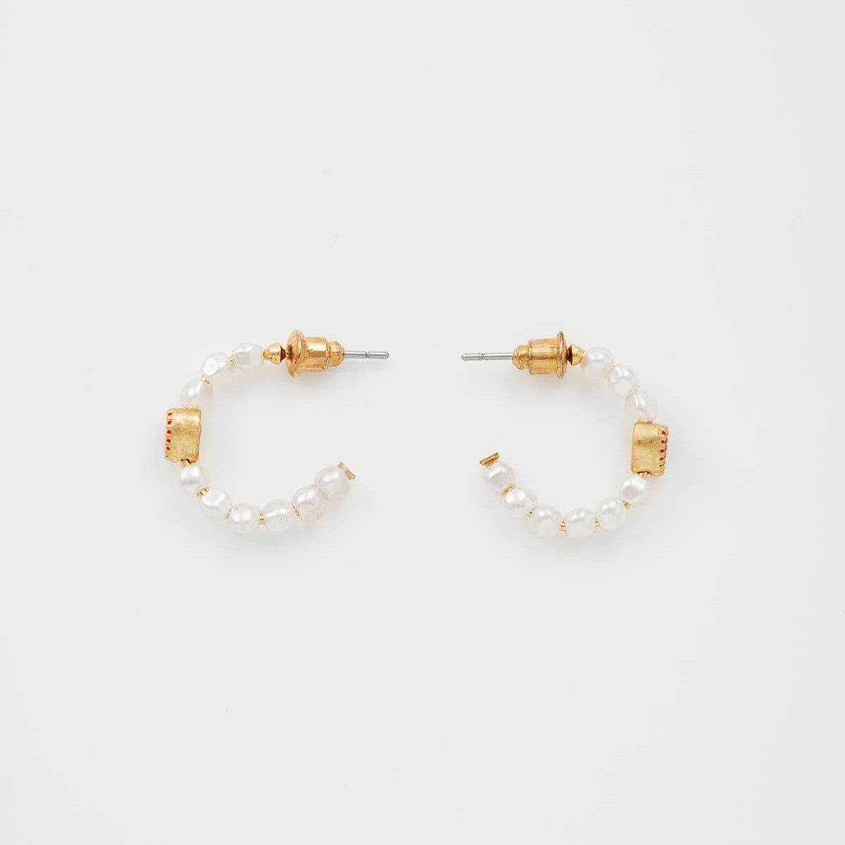 Boucles d'oreilles créoles Fable England Heart Pearl en plaqué or 22 carats avec perles et cœur
