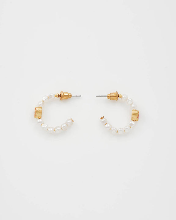 Boucles d'oreilles créoles Fable England Heart Pearl en plaqué or 22 carats avec perles et cœur