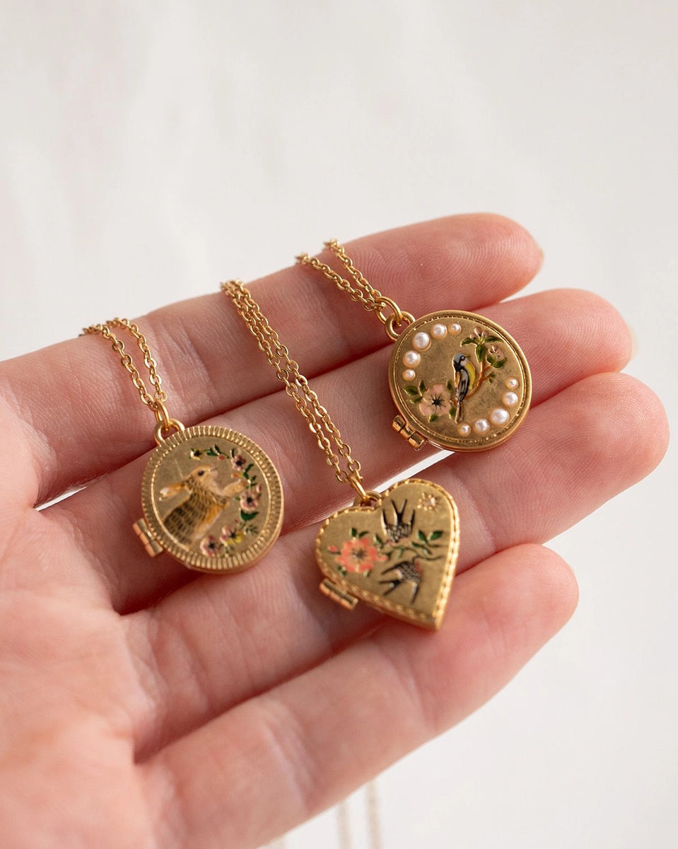 Collier Fable England, médaillon plaqué or oiseau peint à la main et couronne de perles nacrées