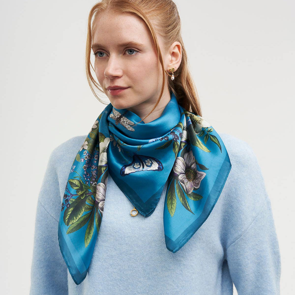 Foulard carré Midnight Garden Fable England 90 x 90 cm, papillons, fleurs et lune sur bleu sarcelle