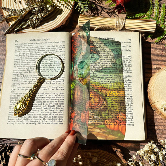 Marque-page vitrail Sonnet & Fable, porte ronde de hobbit dans la colline entourée de citrouilles