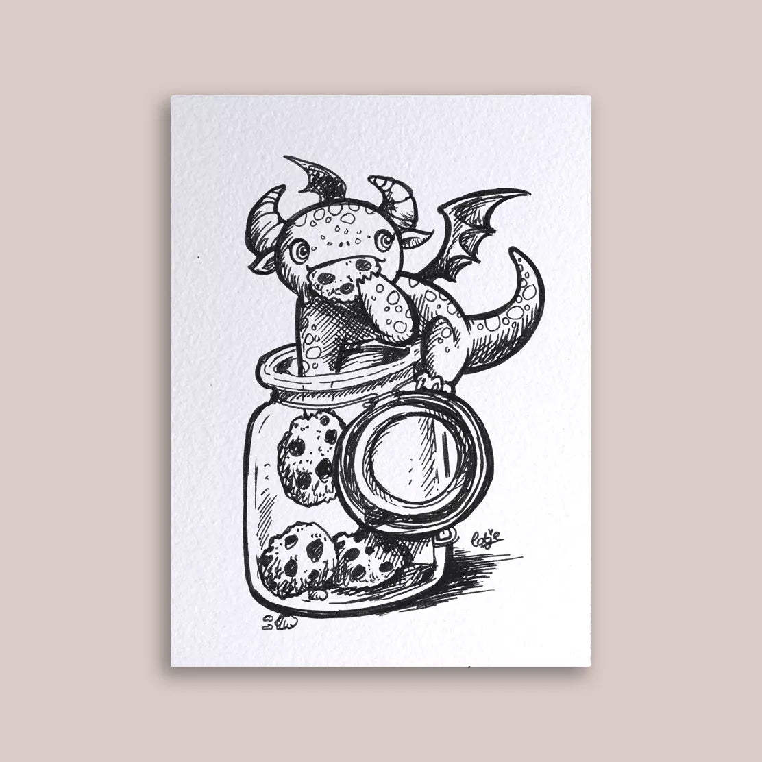 Carte postale noir et blanc Loeff Création, bébé dragon la patte dans un bocal à cookies