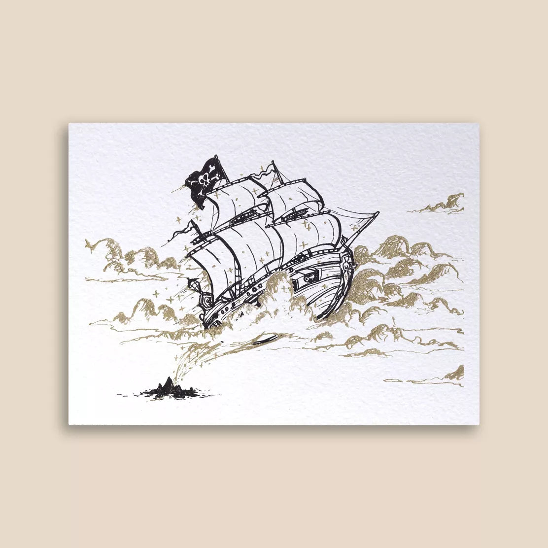 Carte postale Loeff Création, navire pirate flottant dans les nuages avec drapeau noir
