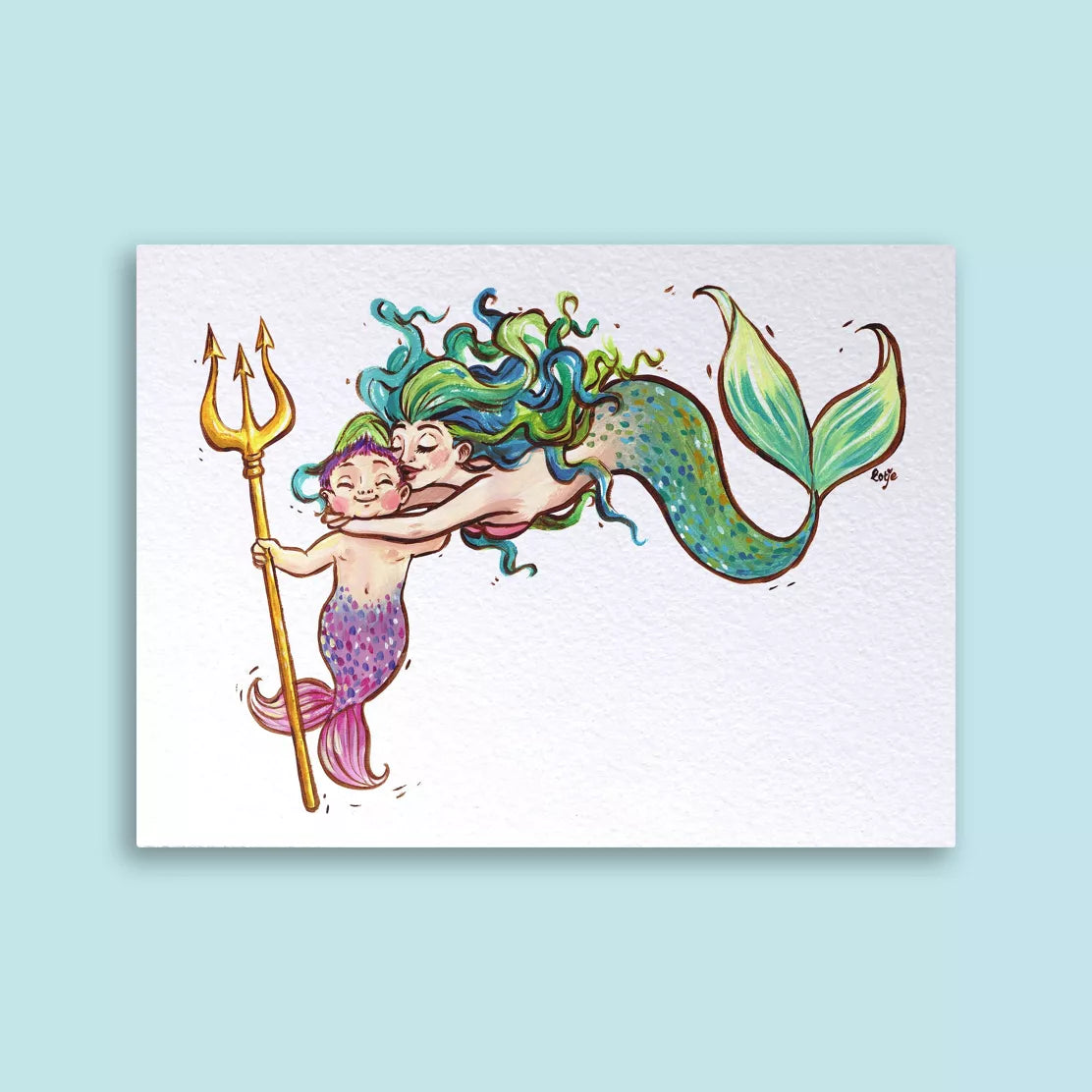Carte postale illustrée, sirène mère enlaçant son petit triton, nageoires irisées et trident doré