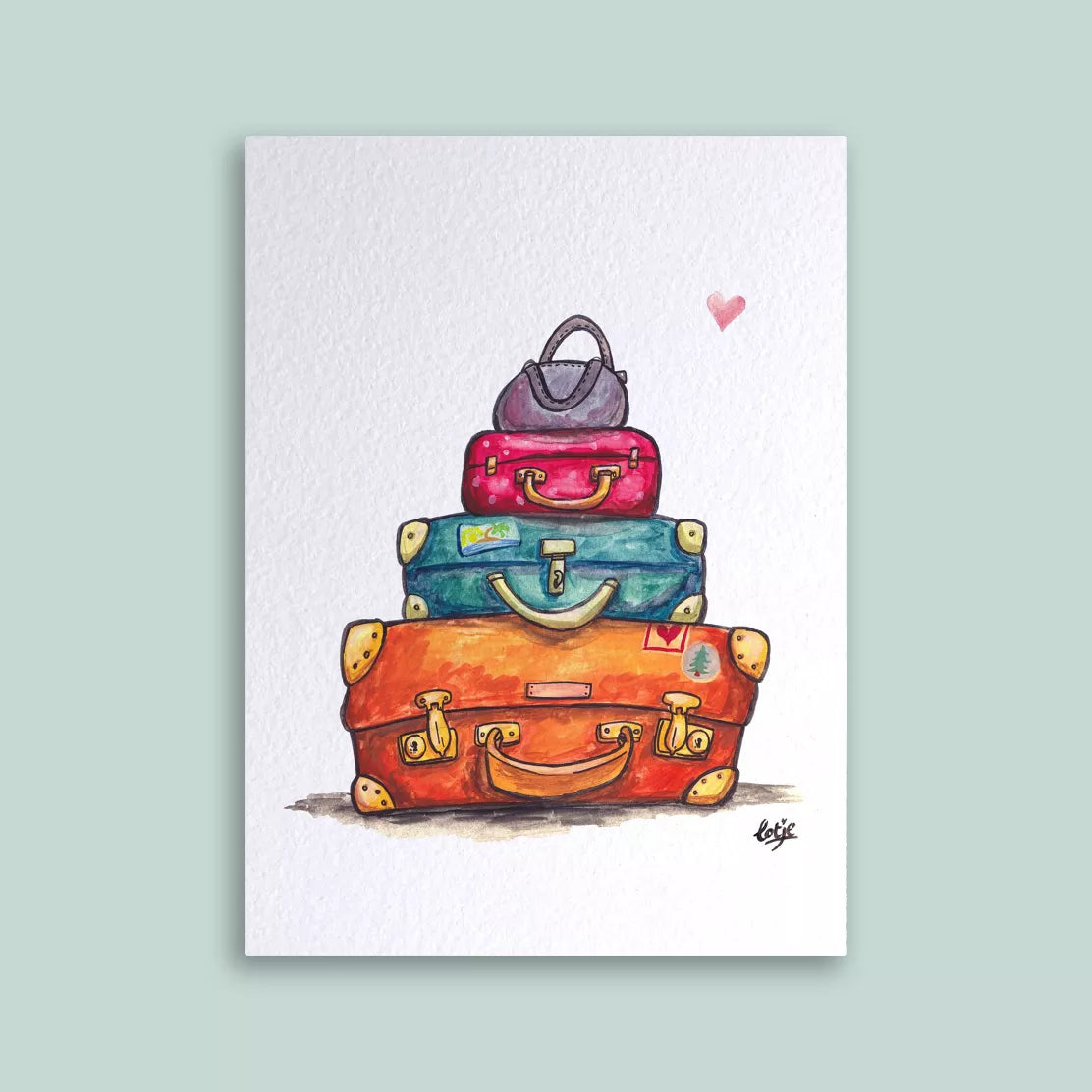 Carte postale illustrée, pile de valises multicolores avec un petit cœur rose, thème voyage