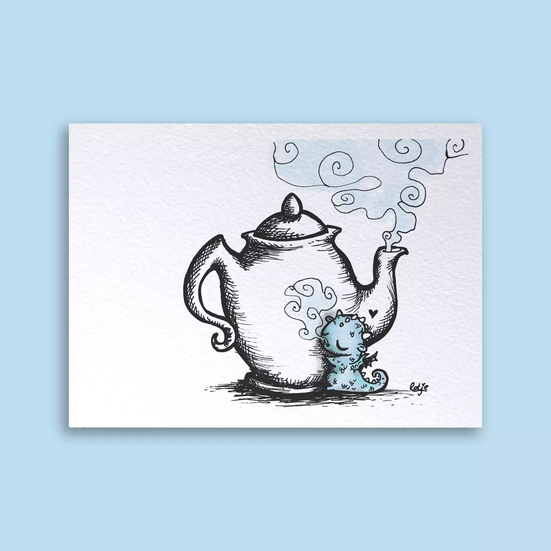 Carte postale Loeff Création, petit dragon endormi blotti contre une théière fumante