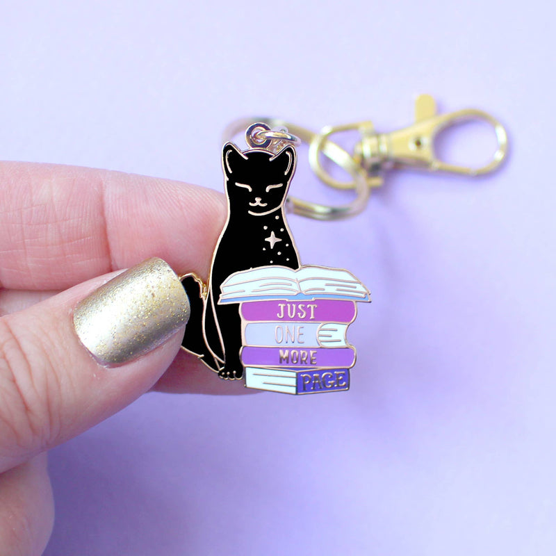 Porte-clé doré Glitter Punk chat noir perché sur une pile de romans Just one more page