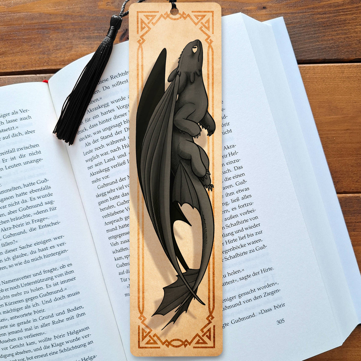 Marque-page recto verso Dragon Nocturne aux tons chauds façon vieux grimoire, avec pompon