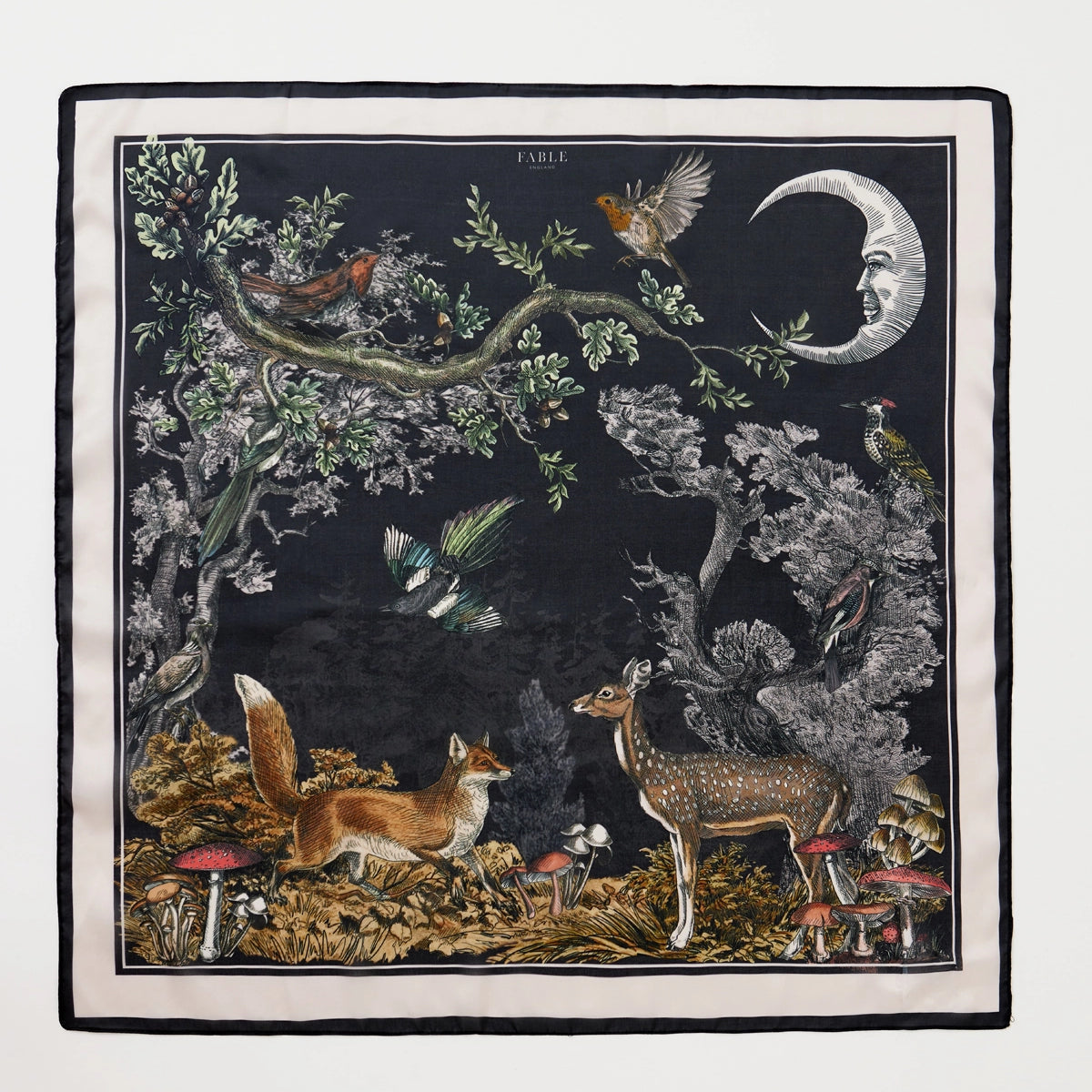 Foulard Fable England forêt nocturne, renard et jeune cerf sous un ciel étoilé, fond bleu nuit