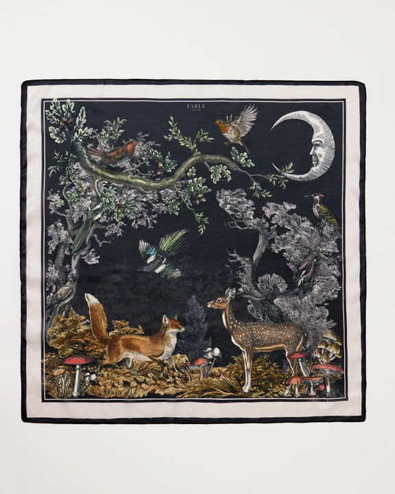 Foulard Fable England forêt nocturne, renard et jeune cerf sous un ciel étoilé, fond bleu nuit