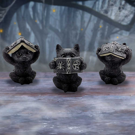 Trio de figurines chats occultes sages tenant des grimoires mystiques gravés de pentacles