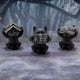 Trio de figurines chats occultes sages tenant des grimoires mystiques gravés de pentacles