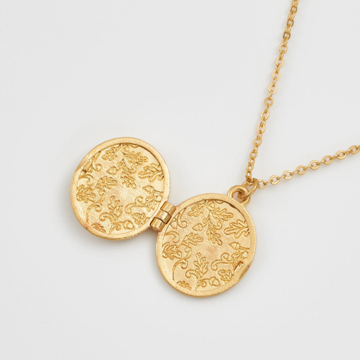 Collier Fable England, médaillon plaqué or oiseau peint à la main et couronne de perles nacrées