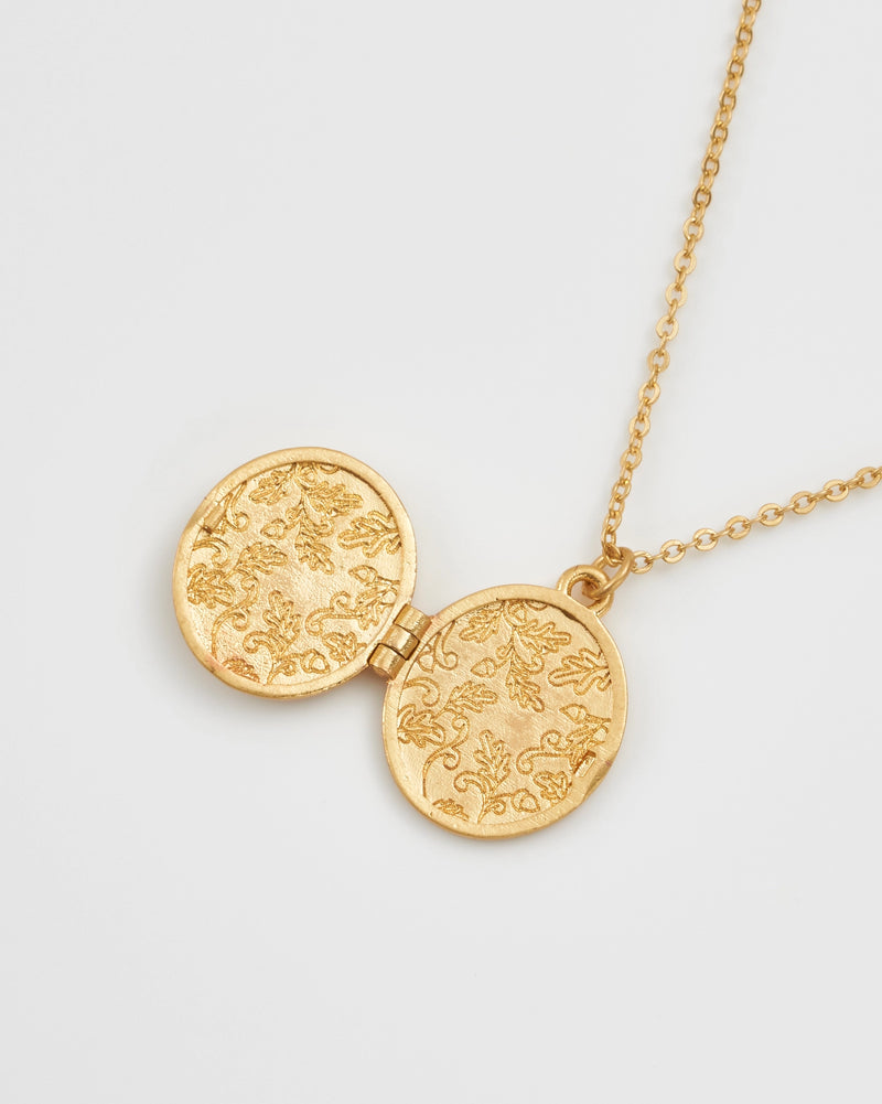 Collier Fable England, médaillon plaqué or oiseau peint à la main et couronne de perles nacrées