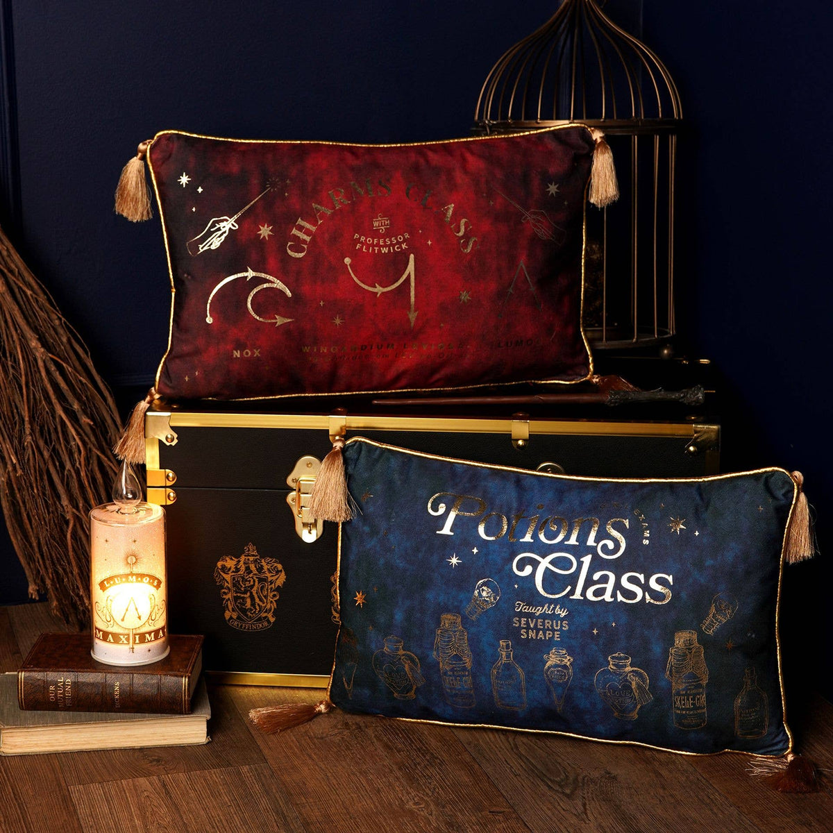 Coussin Harry Potter velours bleu étoilé illustré du cours de potions de Rogue