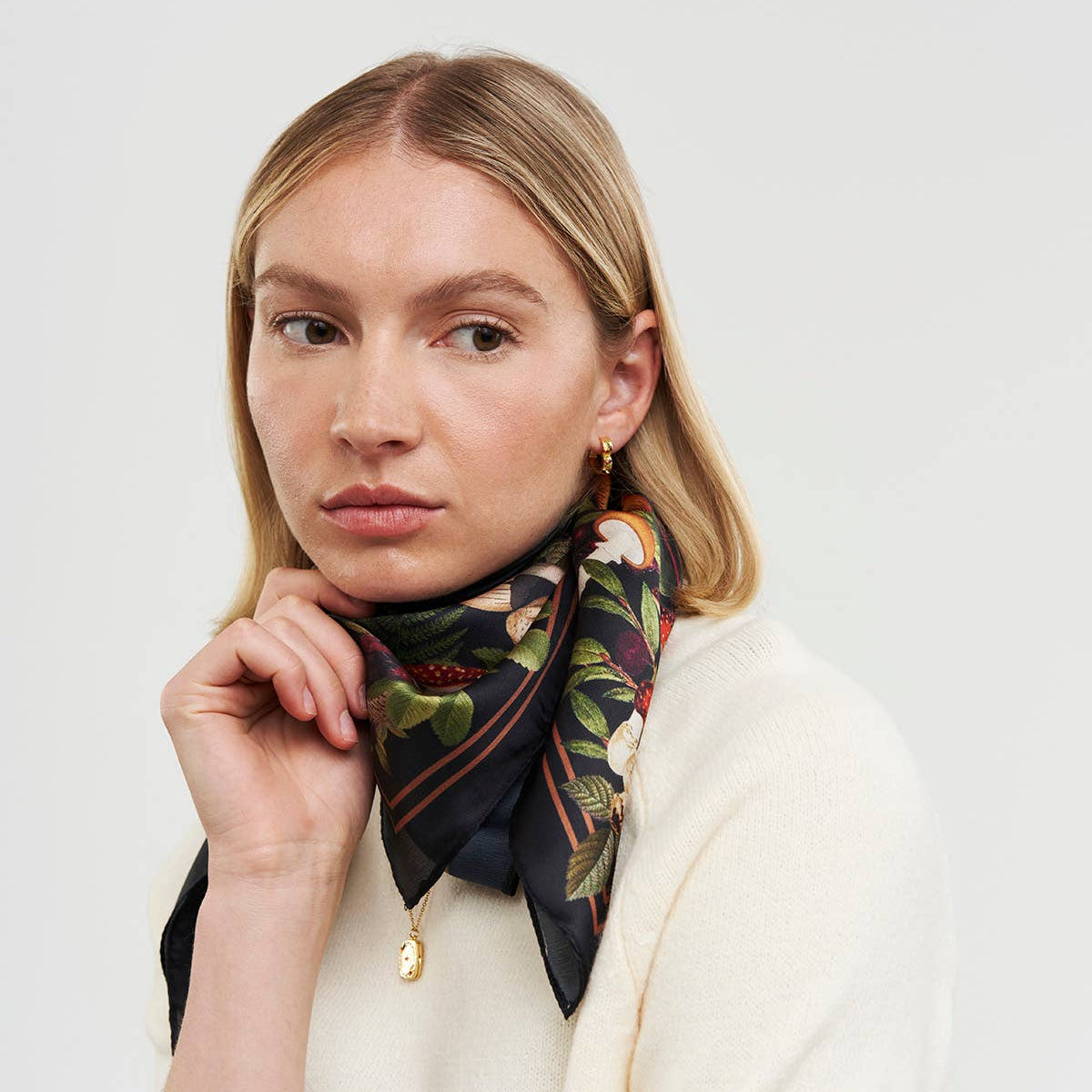 Petit foulard carré Orla Mushroom Fable England, champignons et animaux de la forêt sur fond noir