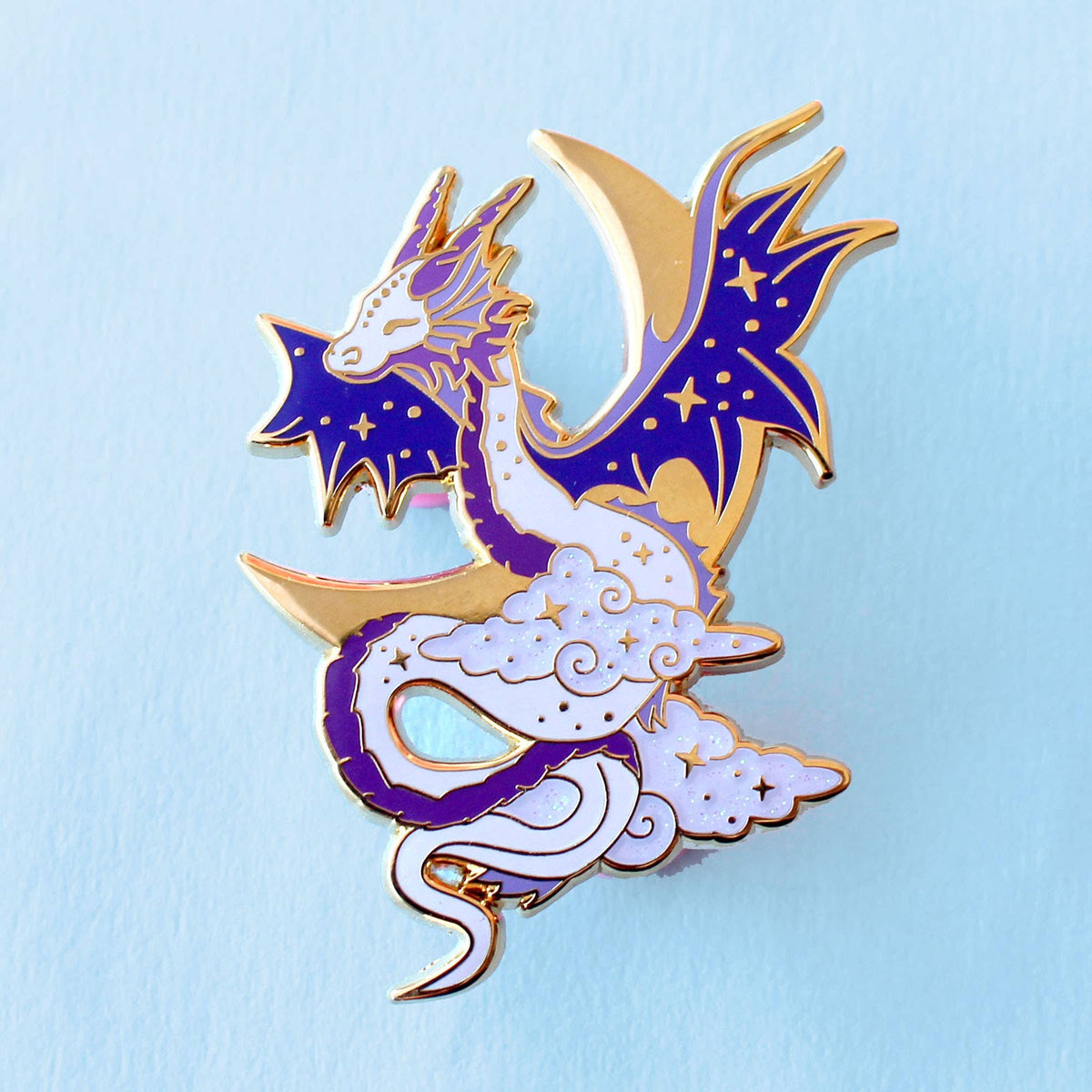 Pin's Glitter Punk Dragon Céleste violet sur croissant de lune doré avec ailes étoilées