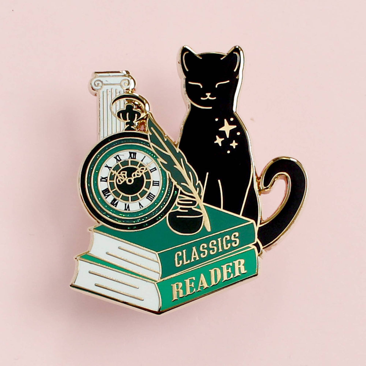 Pin's émail doré Glitter Punk Classics Reader, chat noir près d'une pile de livres verts