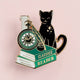 Pin's émail doré Glitter Punk Classics Reader, chat noir près d'une pile de livres verts